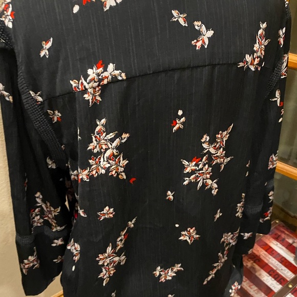 Black blouse with red floral accent size L by Apt 9 - Picture 5 of 9
